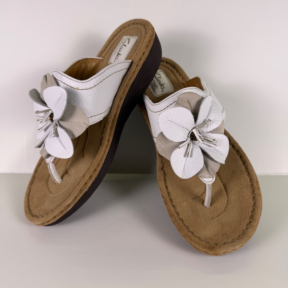 Clarks Artisan Thong Sandals Womens 9M White Leather Flower Wedge Slides 31600